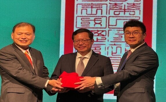 楊佳叡接任全國補教總會長！行政院副院長鄭文燦代表接受總值2.5億元育苗專案捐贈 - https://www.watchmedia01.com