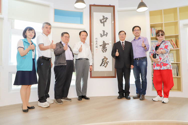 嘉縣中山國小傑出校友回饋母校　捐款重修圖書館今揭牌 - https://www.watchmedia01.com