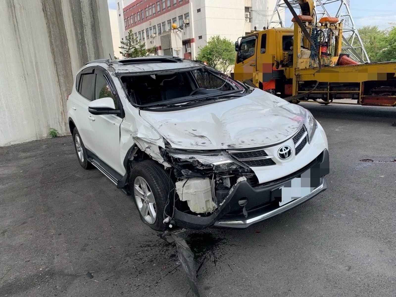 豐田休旅車與1輛賓士轎車發生擦撞　賓士轎車駕駛頭暈送醫 - https://www.watchmedia01.com