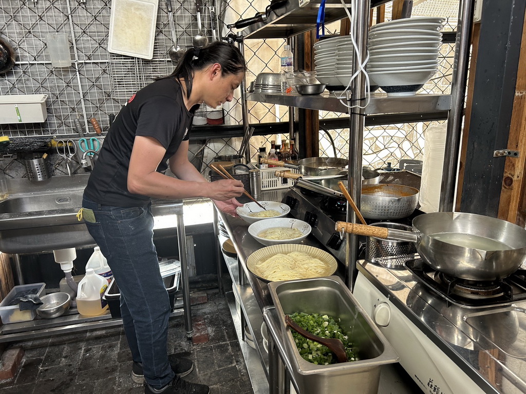 羅大勇將旅遊經驗化為無菜單料理 型男主廚上菜美食無國界 - https://www.watchmedia01.com