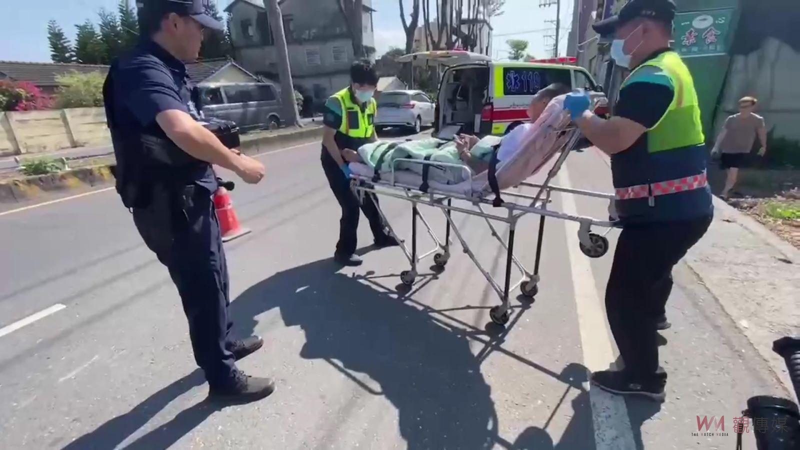 （有影片）／機車與小客車相撞　機車「卡」在早餐車車底　騎士受傷 - https://www.watchmedia01.com