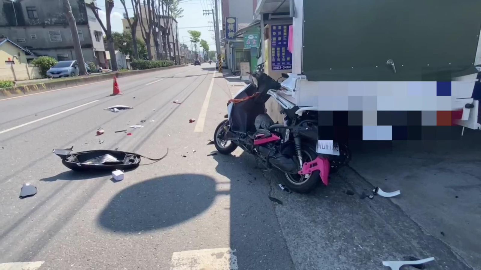 （有影片）／機車與小客車相撞　機車「卡」在早餐車車底　騎士受傷 - https://www.watchmedia01.com