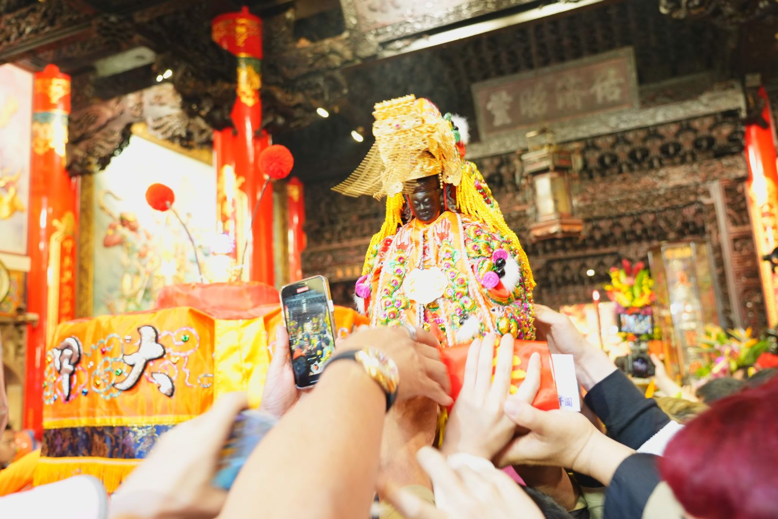 體驗文化魅力！ 大甲媽遶境賜福 副市長黃國榮恭迎媽祖上轎 - https://www.watchmedia01.com