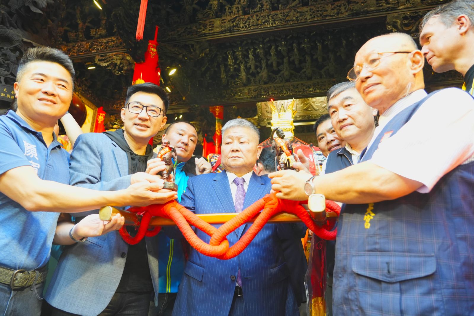 體驗文化魅力！ 大甲媽遶境賜福 副市長黃國榮恭迎媽祖上轎 - https://www.watchmedia01.com