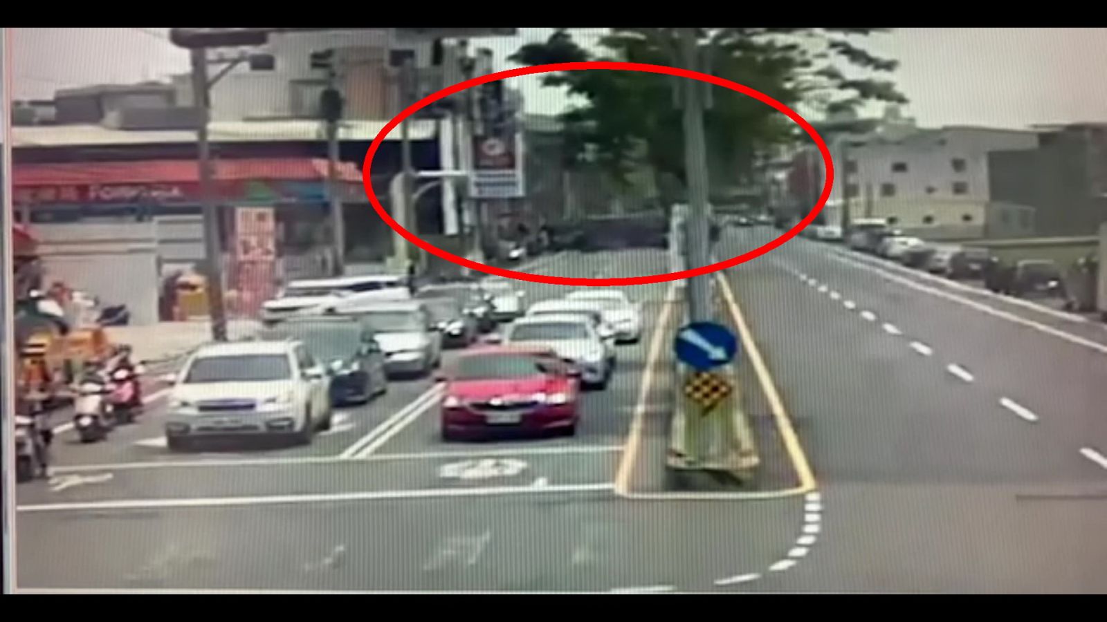 驚魂！和美鎮遊覽車迴轉失控　車頭衝進民宅卡在屋簷 - https://www.watchmedia01.com