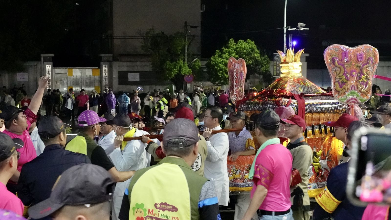 （有影片）／白沙屯媽祖與大甲鎮瀾宮媽祖分別為秀傳醫院祈福陳家姊妹 - https://www.watchmedia01.com