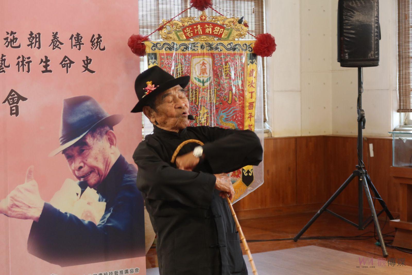 （有影片）／答喙鼓！全臺首位「車鼓陣」保存者施朝養藝師生命史專書 - https://www.watchmedia01.com