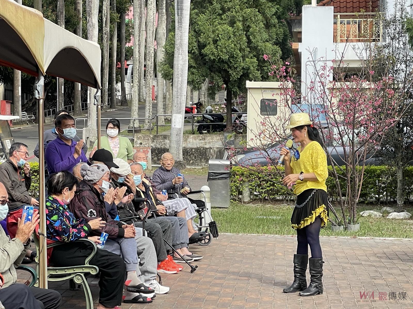 （有影片）／樂團陽光公益演出　九久樂團以樂聲陪伴長輩享受日光浴 - https://www.watchmedia01.com