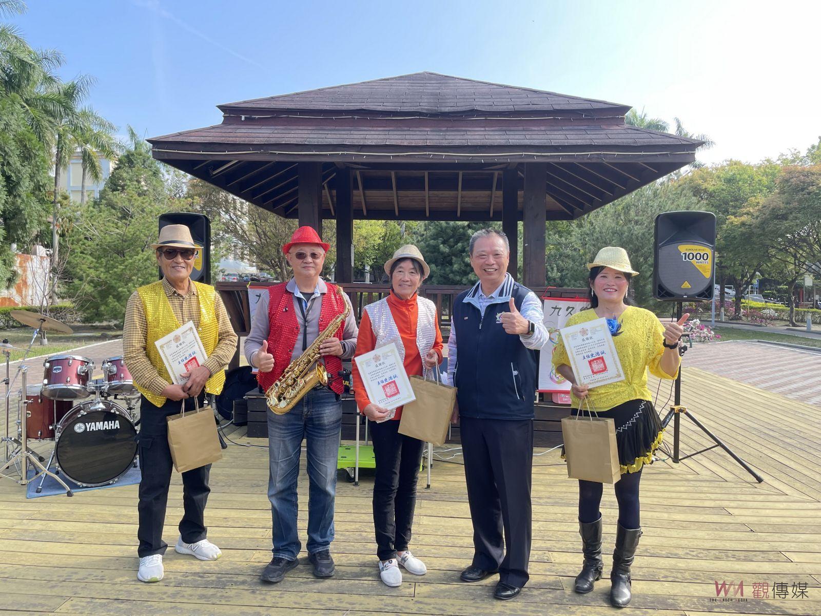 （有影片）／樂團陽光公益演出　九久樂團以樂聲陪伴長輩享受日光浴 - https://www.watchmedia01.com