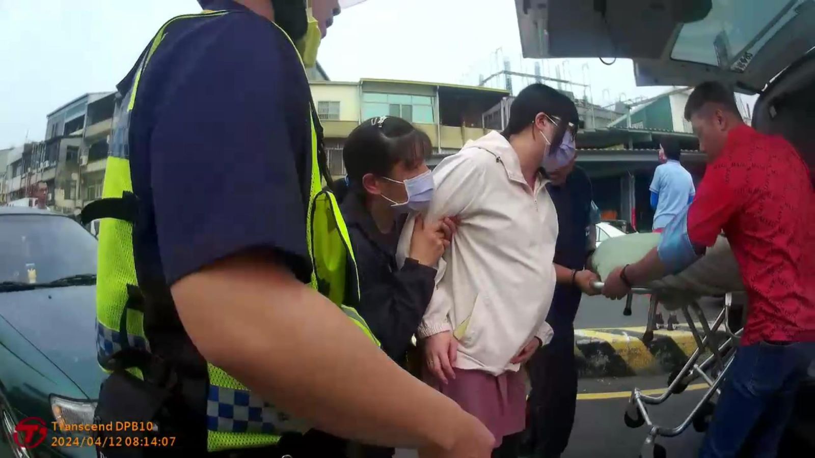 （有影片）／孕婦陷遶境車陣！警方協助開道並送上救護車 - https://www.watchmedia01.com