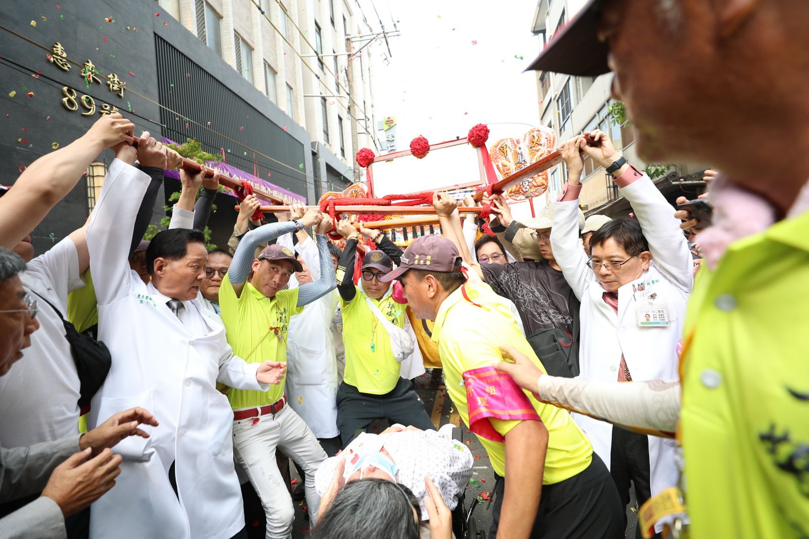 （有影片）／大甲媽回鑾 宏仁醫院白袍醫扛鑾轎 截肢男跟走祈福 - https://www.watchmedia01.com
