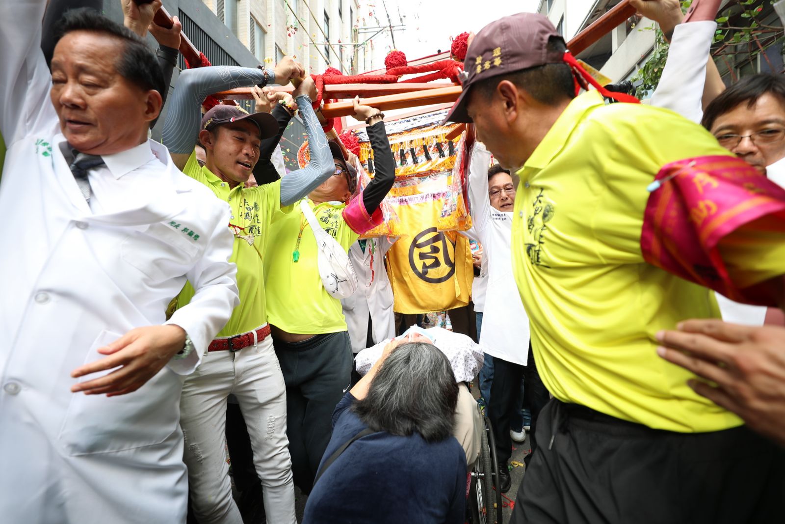 （有影片）／大甲媽回鑾 宏仁醫院白袍醫扛鑾轎 截肢男跟走祈福 - https://www.watchmedia01.com