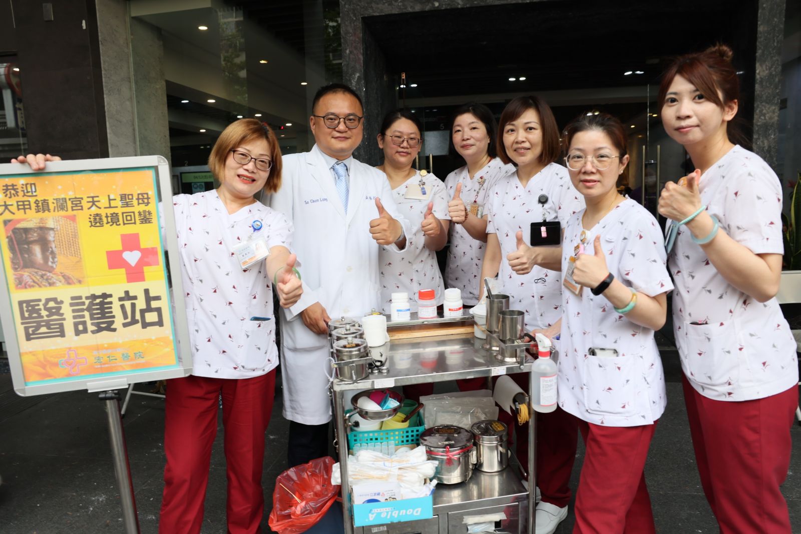（有影片）／大甲媽回鑾 宏仁醫院白袍醫扛鑾轎 截肢男跟走祈福 - https://www.watchmedia01.com