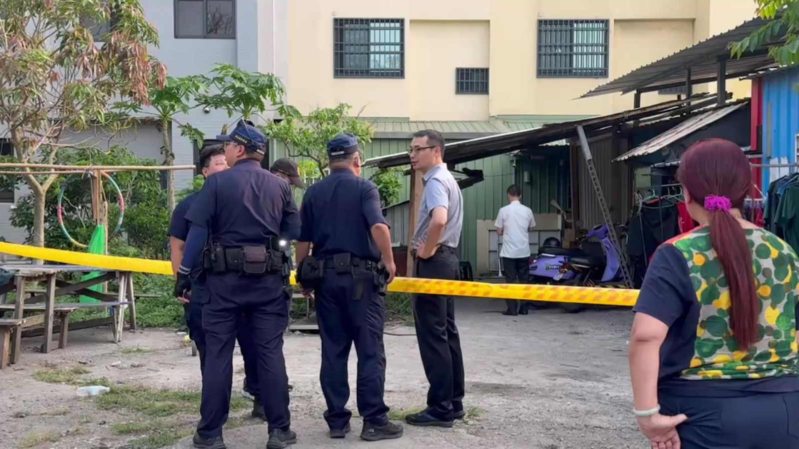 （有影片）／烏龍槍擊！警追移工連轟2槍 1槍擊中移工左胸　1槍卻打中自己 - https://www.watchmedia01.com