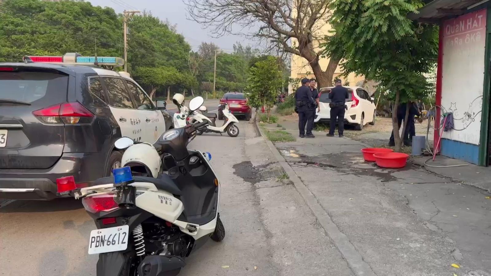 （有影片）／烏龍槍擊！警追移工連轟2槍 1槍擊中移工左胸　1槍卻打中自己 - https://www.watchmedia01.com