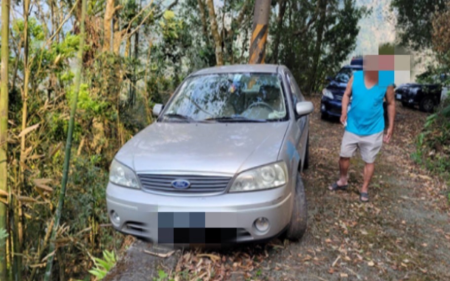 遊客車輪胎卡水溝　華山警即刻救援