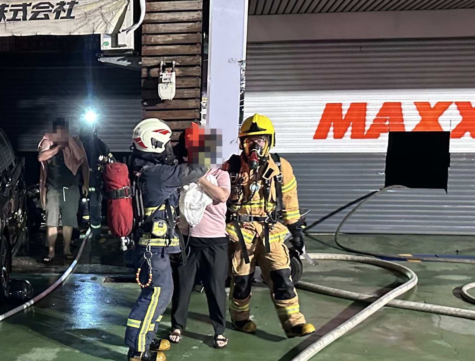 （有影片）／住警器及時發出警示　輪胎行暗夜惡火10人嗆傷送醫搶救 - https://www.watchmedia01.com