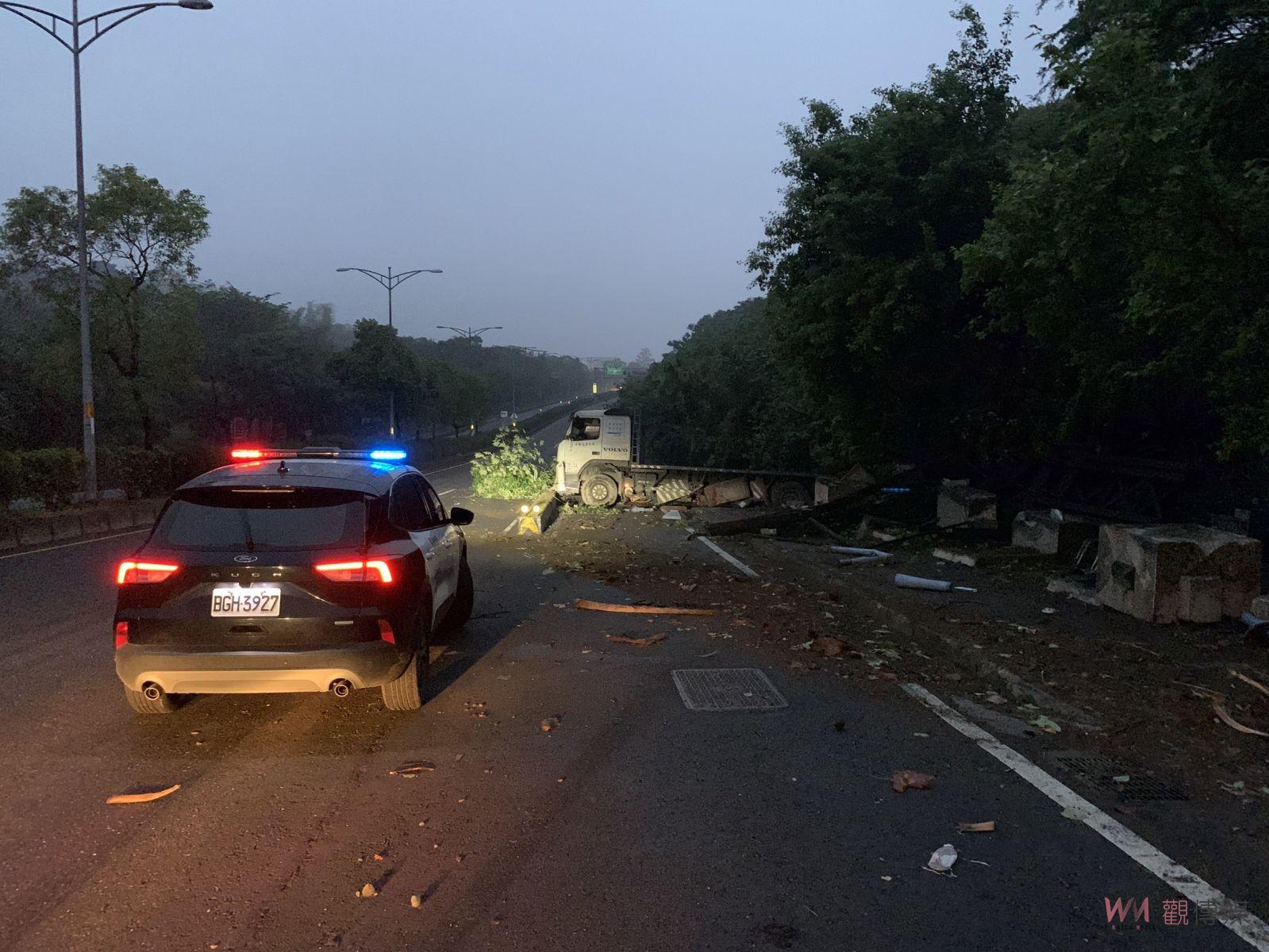 （有影片）／下雨天路滑致失控？彰化市台74甲線車禍：聯結車撞毀變電箱 - https://www.watchmedia01.com