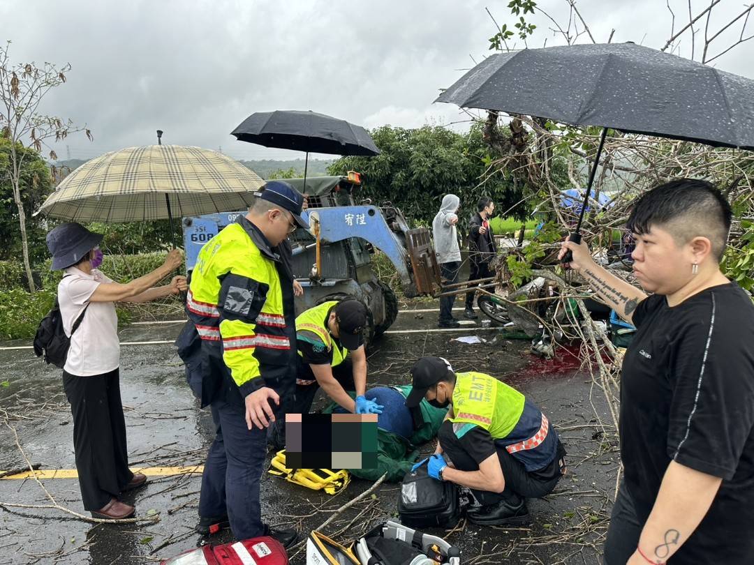 （有影片）／飛來橫禍！25年資深郵差送信途中慘遭路樹壓倒送醫不治 - https://www.watchmedia01.com