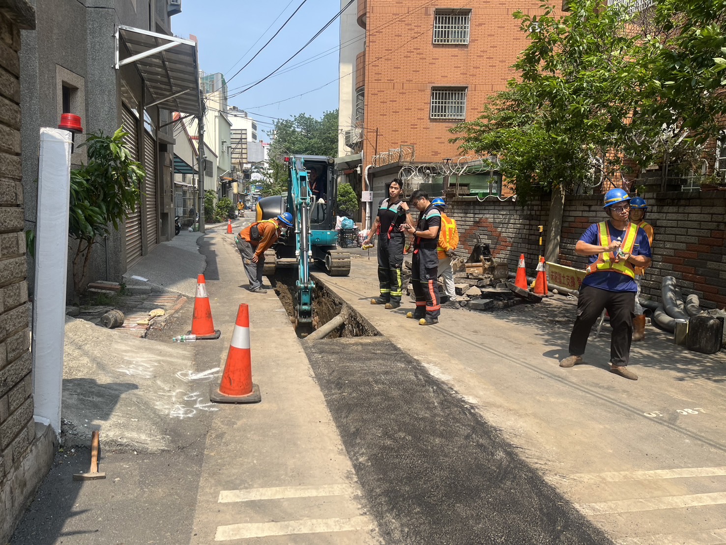 挖土機不慎挖破欣彰管線　彰化市鬧區瀰漫外洩天然氣 - https://www.watchmedia01.com