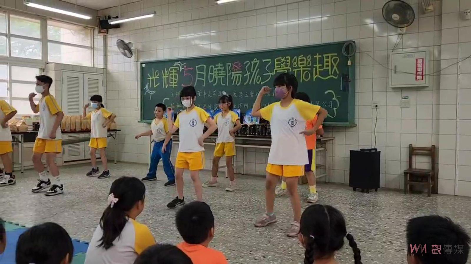 曉陽國小母親節活動溫馨舉行 董事長領頭共度光輝五月 - https://www.watchmedia01.com