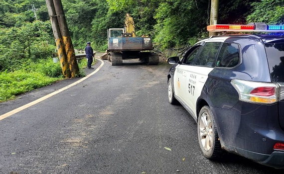 南投仁愛鄉力行產業道路落石擋路 警方交管雙向單線通車 - https://www.watchmedia01.com