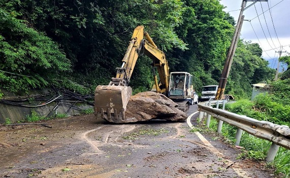 南投仁愛鄉力行產業道路落石擋路 警方交管雙向單線通車 - https://www.watchmedia01.com