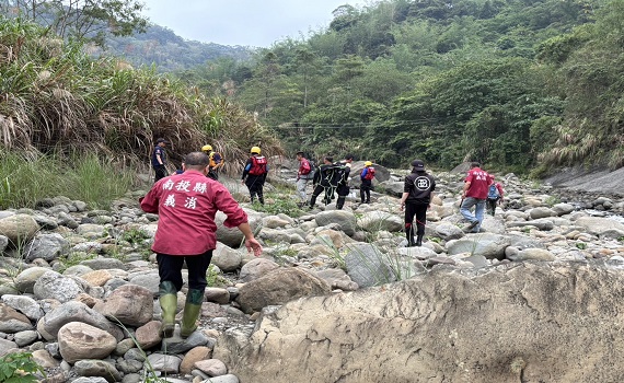 獨自一人溪谷迷路受困 幸遇釣客協助獲救 - https://www.watchmedia01.com