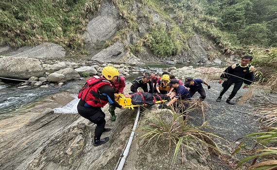 獨自一人溪谷迷路受困 幸遇釣客協助獲救 - https://www.watchmedia01.com