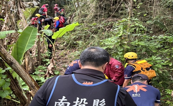 獨自一人溪谷迷路受困 幸遇釣客協助獲救 - https://www.watchmedia01.com