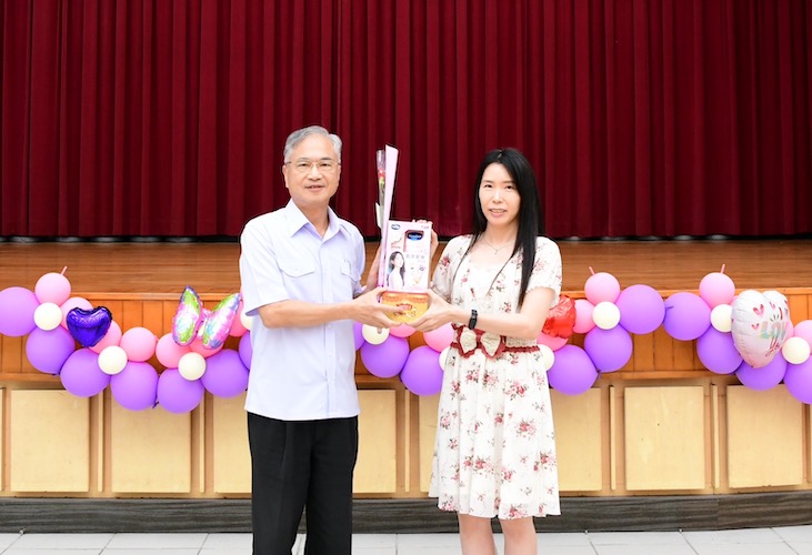 嘉縣警局長林宏儒祝福警察媽媽母親節快樂　致贈燕窩、康乃馨 - https://www.watchmedia01.com