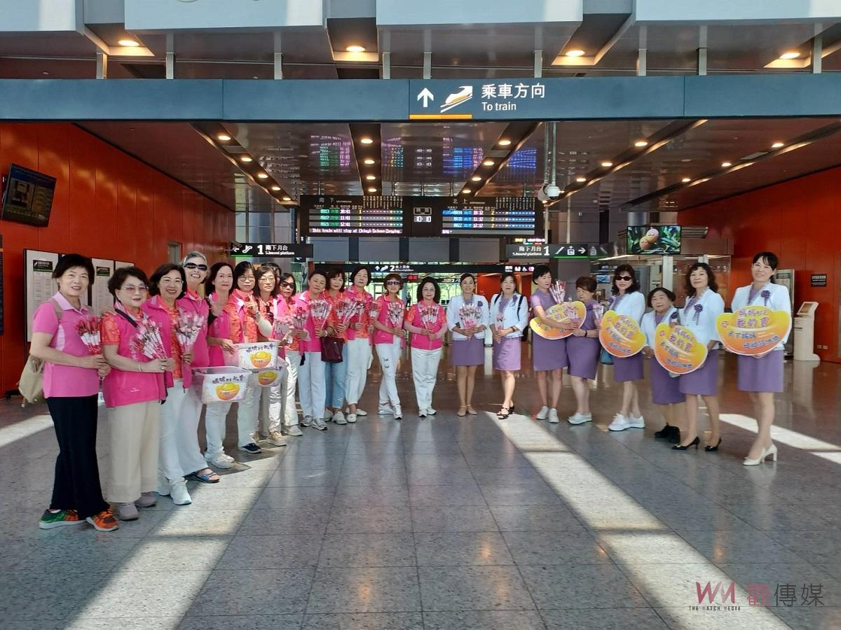 中國國民黨雲林縣黨部贈康乃馨 向返鄉的旅客提前祝賀母親節 - https://www.watchmedia01.com