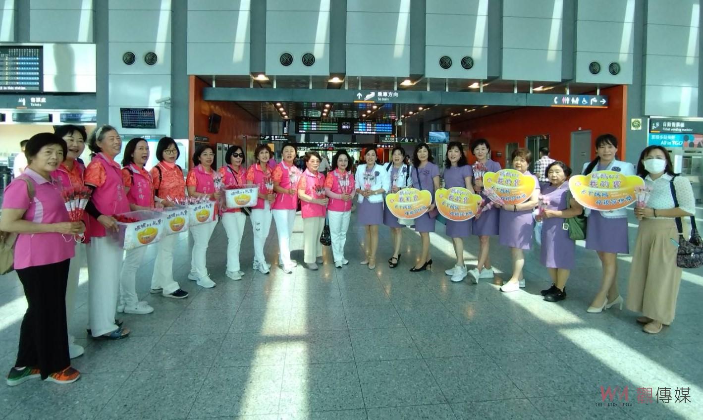 國民黨縣黨部高鐵站贈送康乃馨　提前向返鄉旅客祝賀母親節 - https://www.watchmedia01.com