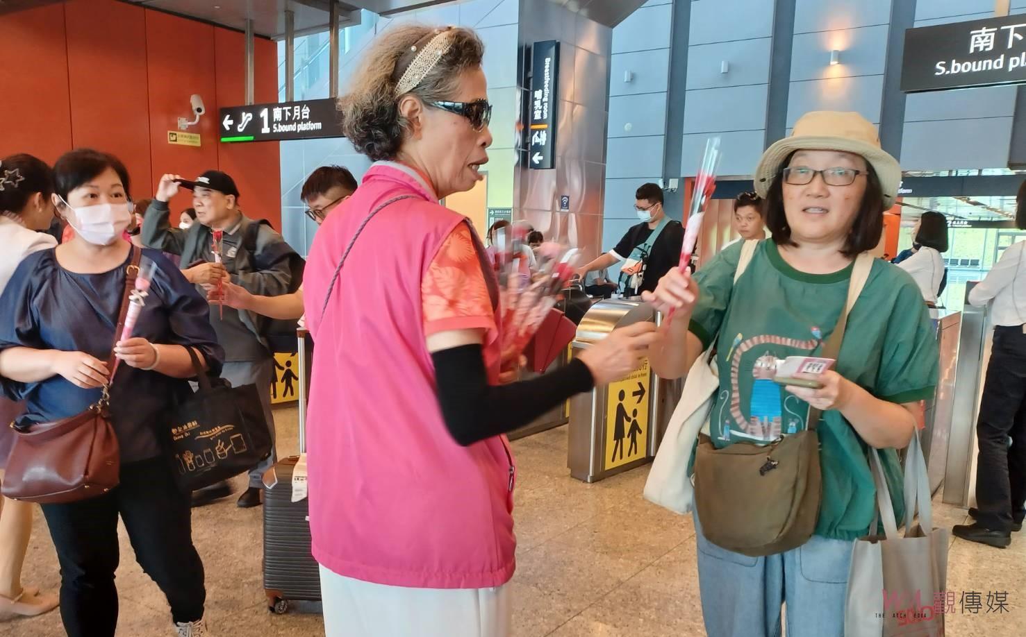 國民黨縣黨部高鐵站贈送康乃馨　提前向返鄉旅客祝賀母親節 - https://www.watchmedia01.com