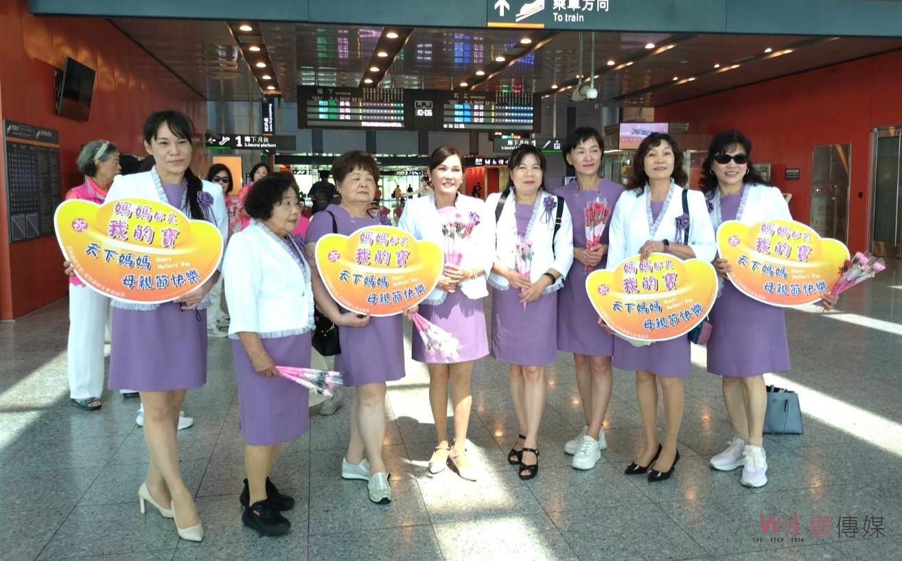 國民黨縣黨部高鐵站贈送康乃馨　提前向返鄉旅客祝賀母親節 - https://www.watchmedia01.com