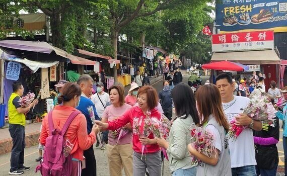 何欣純祝福母親節快樂！中市大坑步道口送康乃馨　山友熱情支持搶拍合照 - https://www.watchmedia01.com