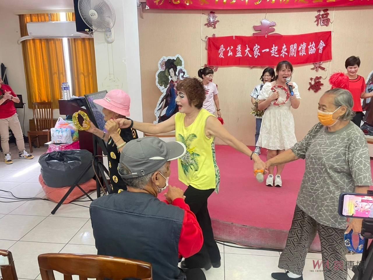 （有影片）／愛公益大家一起來關懷協會逗趣演出　溫馨母親節禮物獻榮家 - https://www.watchmedia01.com