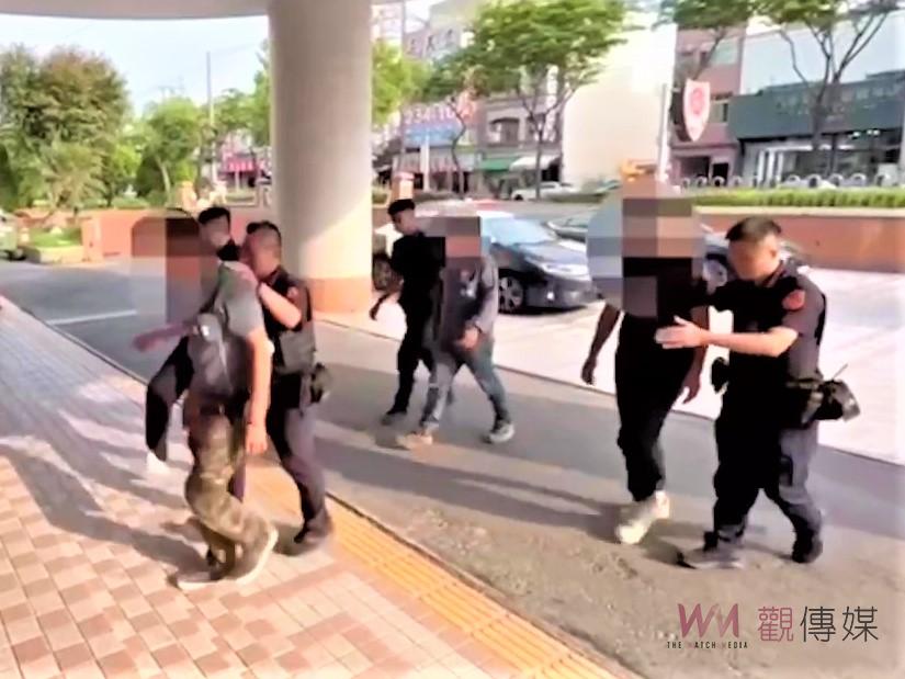 停車糾紛結樑子　揍人者反被開山刀砍傷 - https://www.watchmedia01.com