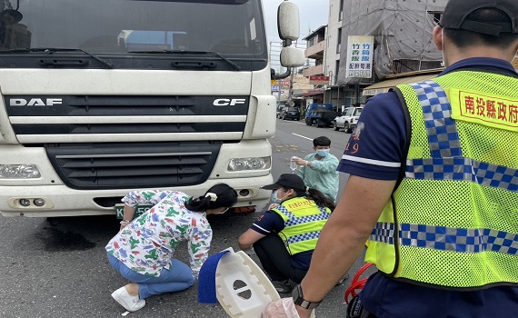 竹山鎮秀傳醫院前車禍受困搶救 - https://www.watchmedia01.com