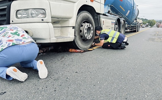 竹山鎮秀傳醫院前車禍受困搶救 - https://www.watchmedia01.com