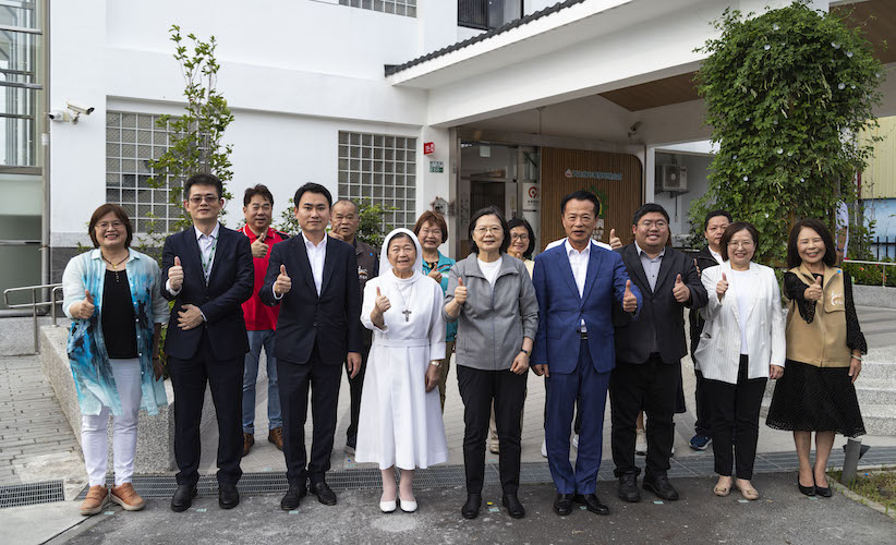 總統蔡英文蒞嘉廟宇贈匾後　參訪隆興多功能長照園區 - https://www.watchmedia01.com
