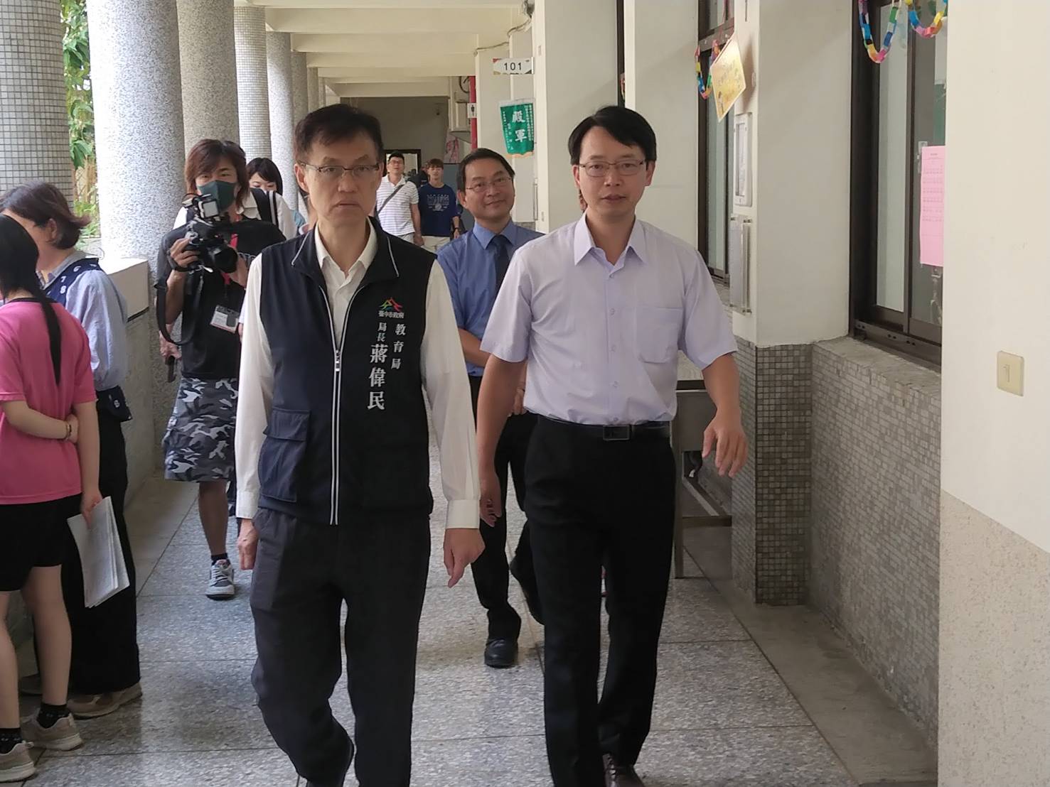 國中教育會考 5/18、19登場 中市教育局長考場巡視為考生加油 - https://www.watchmedia01.com