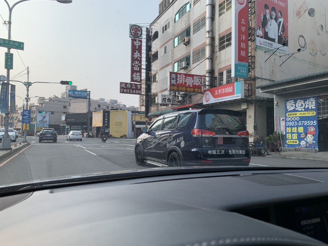 「考照3次，危險勿靠近」車貼！幽默字句成為道路安全警示 - https://www.watchmedia01.com