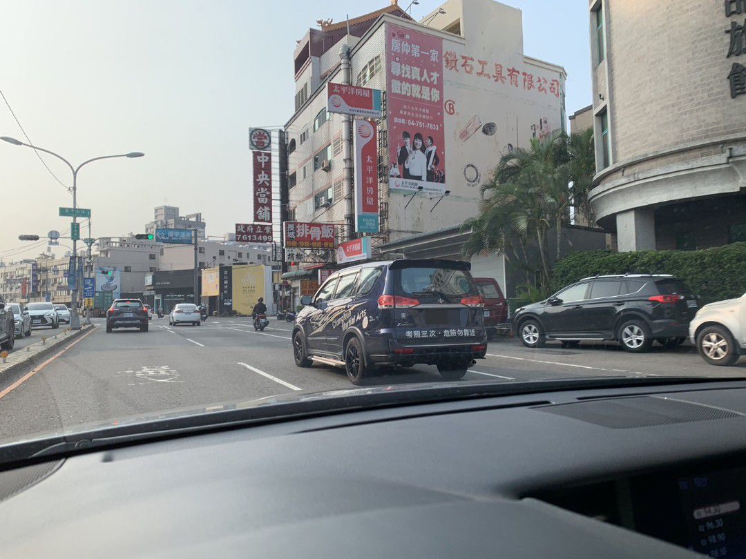 「考照3次，危險勿靠近」車貼！幽默字句成為道路安全警示 - https://www.watchmedia01.com