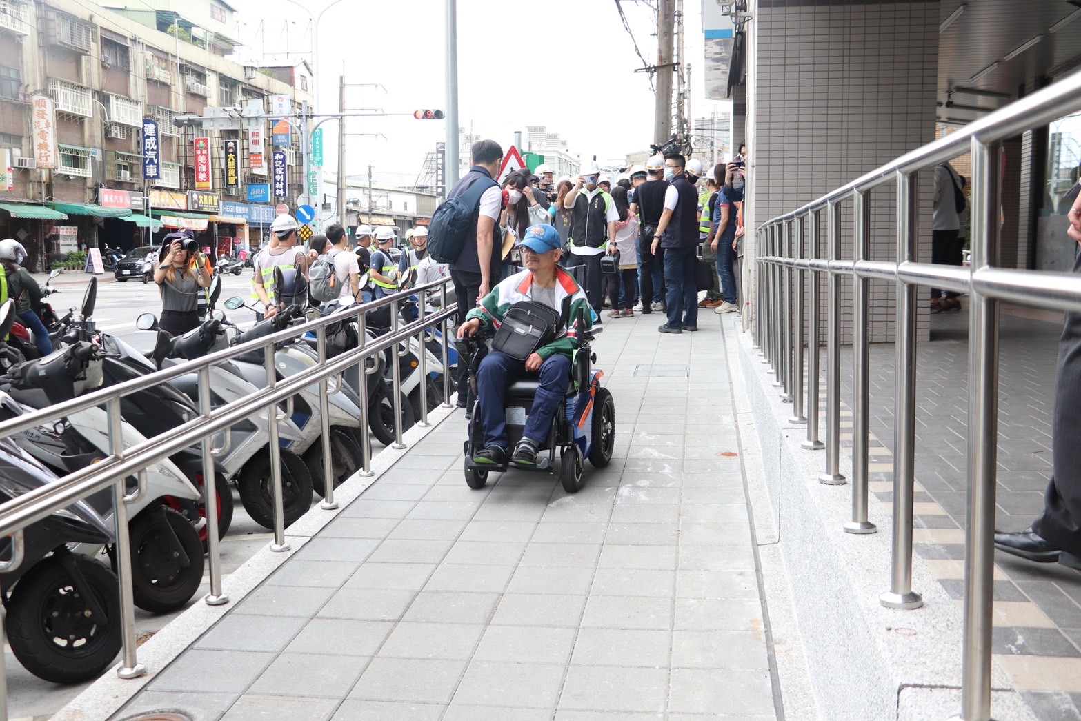 打造人本環境　侯友宜視察中央路3段人行道改善工程 - https://www.watchmedia01.com