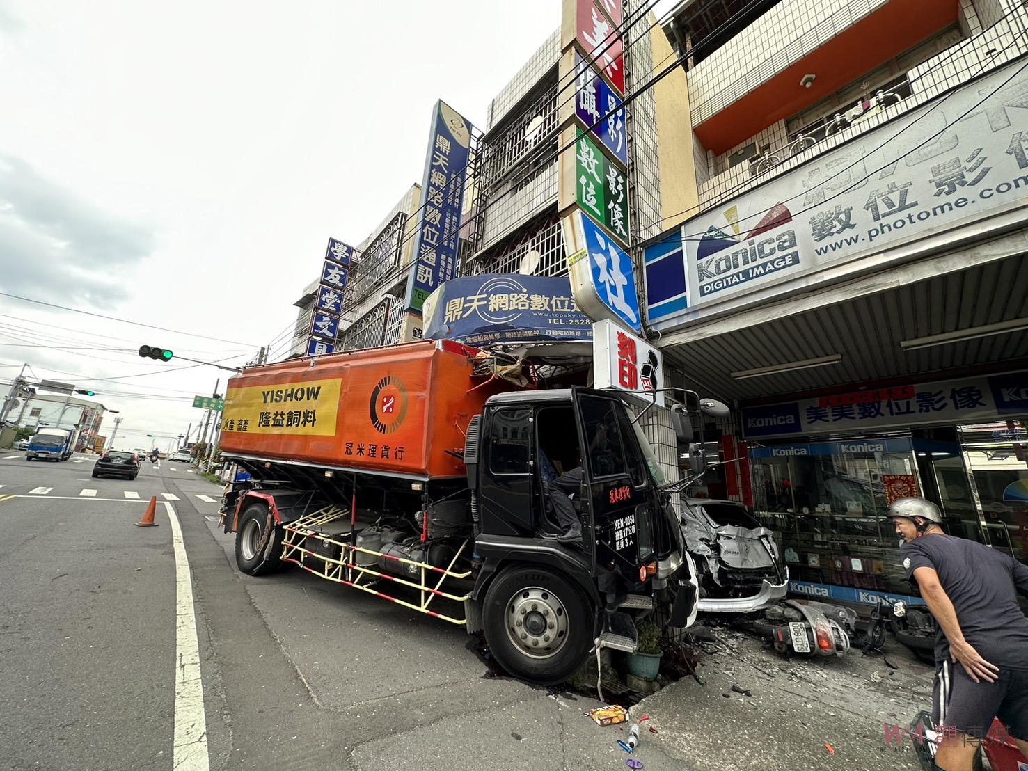 （有影片）／飼料車逆光失控！撞毀民宅車輛　車頭變形駕駛受困 - https://www.watchmedia01.com
