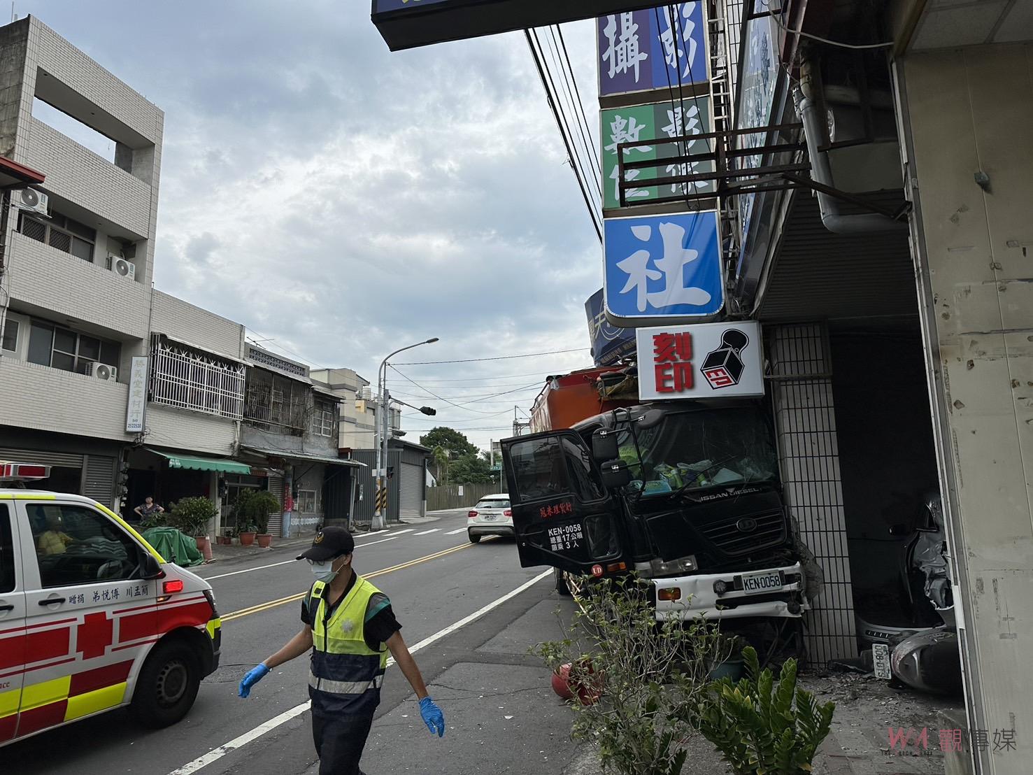 （有影片）／飼料車逆光失控！撞毀民宅車輛　車頭變形駕駛受困 - https://www.watchmedia01.com