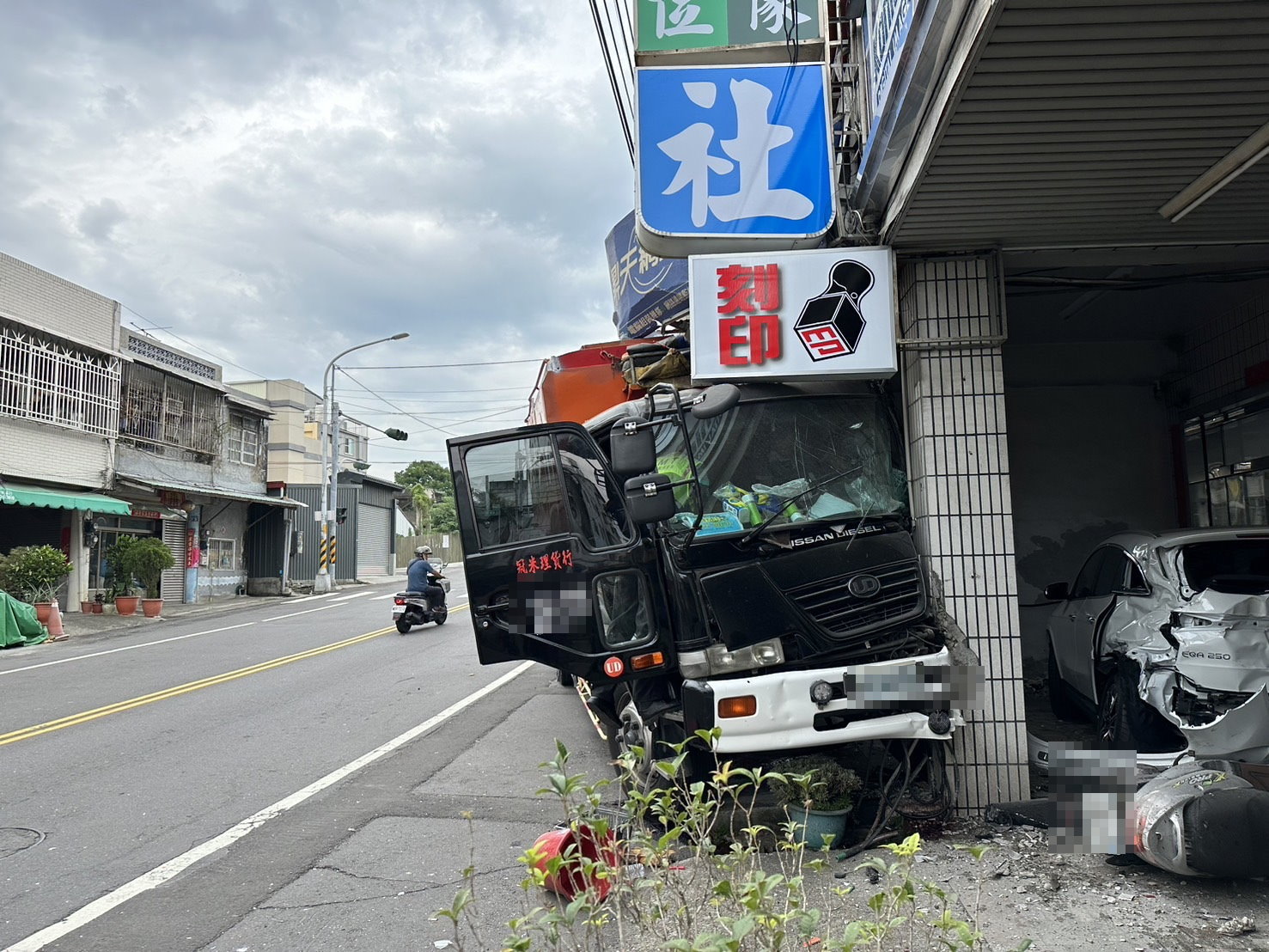（有影片）／飼料車逆光失控！撞毀民宅車輛　車頭變形駕駛受困 - https://www.watchmedia01.com