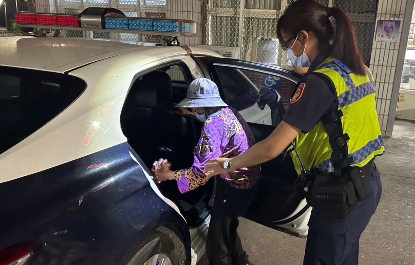 新北失蹤老嫗深夜徘徊北港堤防　北港警獲報協助聯繫家人報平安 - https://www.watchmedia01.com