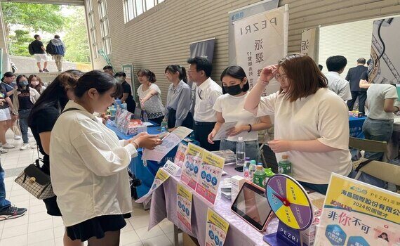 中臺科大邀20家上市櫃企業校園徵才！攜手富康活力醫藥公司簽署產學合作 - https://www.watchmedia01.com